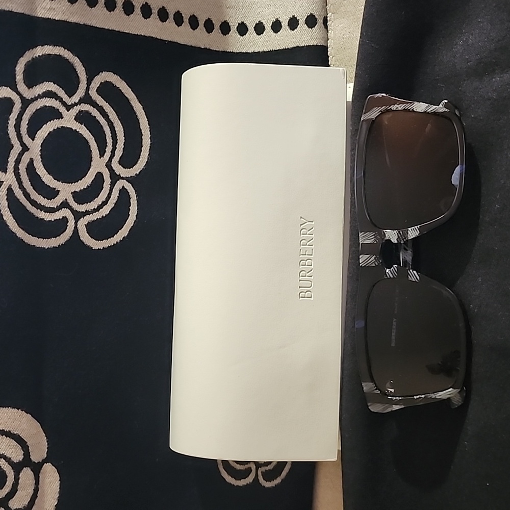Authentic New Burberry Sunglassess with Cloth and White Leather Case